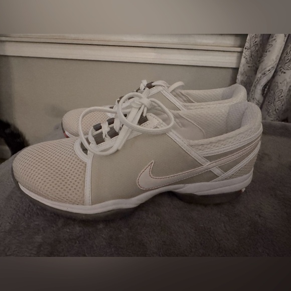 Women’s Nike Golf Shoes - Picture 2 of 3